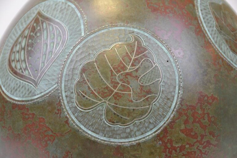 VASE BOULE EN BRONZE - Japon, XXe siècle - Vase de forme boule avec un petit co…