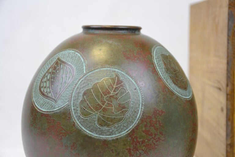 VASE BOULE EN BRONZE - Japon, XXe siècle - Vase de forme boule avec un petit co…