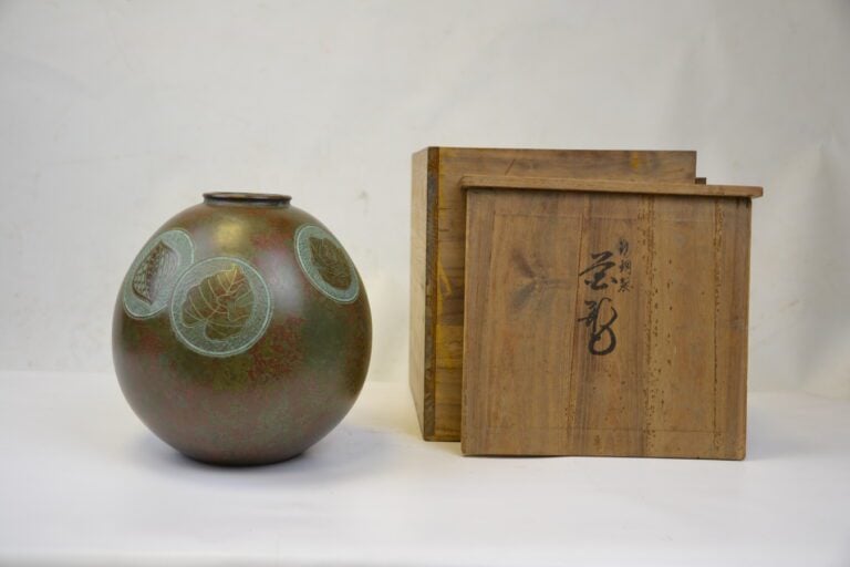 VASE BOULE EN BRONZE - Japon, XXe siècle - Vase de forme boule avec un petit co…