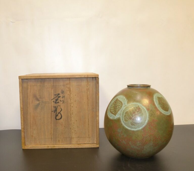 VASE BOULE EN BRONZE - Japon, XXe siècle - Vase de forme boule avec un petit co…