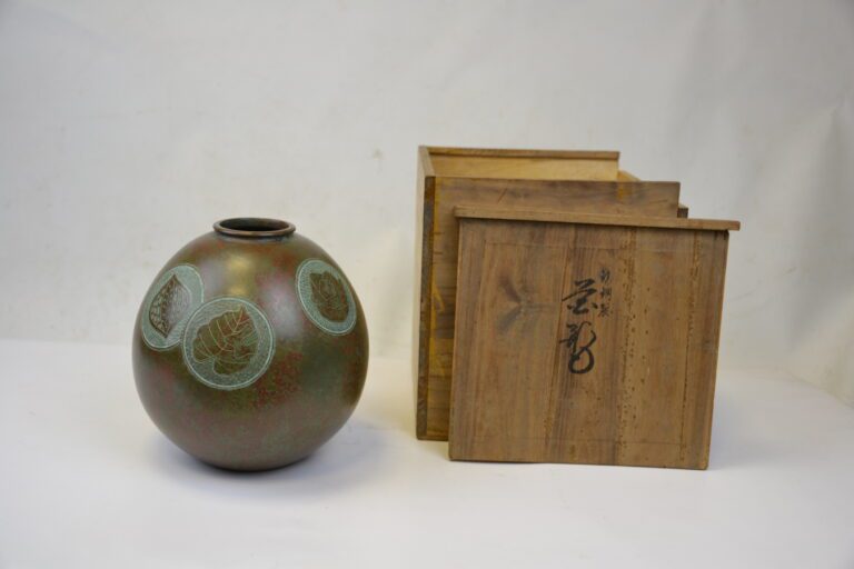 VASE BOULE EN BRONZE - Japon, XXe siècle - Vase de forme boule avec un petit co…