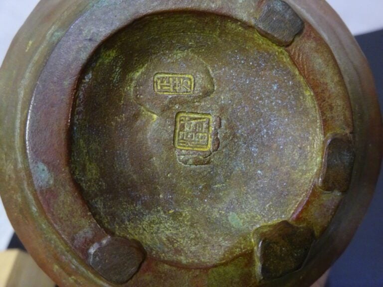 VASE BOUTEILLE EN BRONZE - Japon, XXe siècle - Cylindrique, s'évasant vers l'ép…