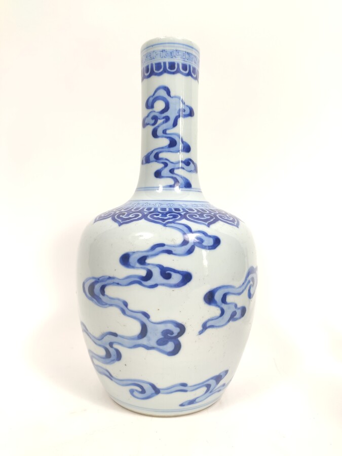 Vase bouteille en porcelaine décorée en bleu sous couverte de nuages sur la pan…