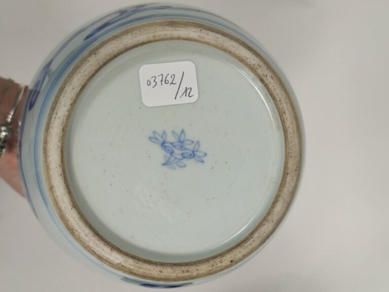 Vase bouteille en porcelaine décorée en bleu sous couverte de nuages sur la pan…