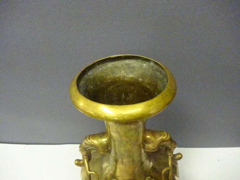 VASE EN BRONZE AUX PAMPRES DE VIGNE EN RELIEF - Vase à panse polylobée, court p…