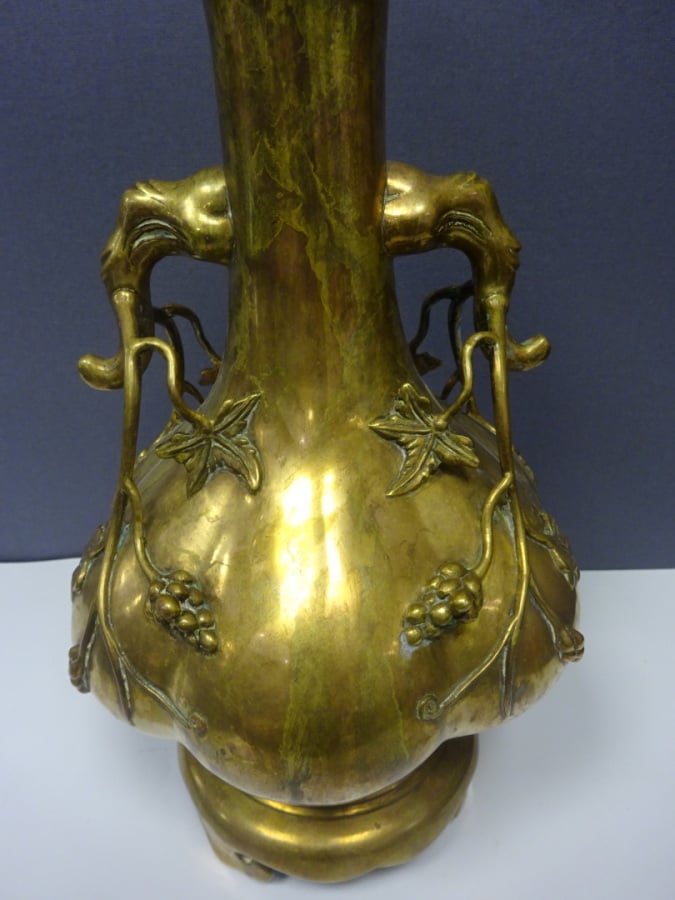 VASE EN BRONZE AUX PAMPRES DE VIGNE EN RELIEF - Vase à panse polylobée, court p…