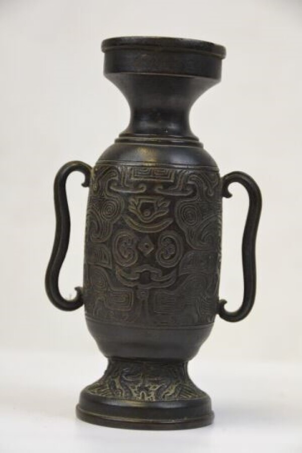 VASE EN BRONZE - Chine, XVIIIe siècle (?) - Vase à large anses au décor de moti…