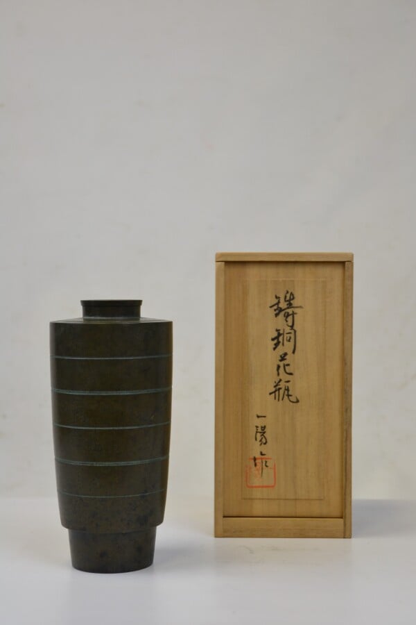VASE EN BRONZE CYLINDRIQUE - Vase en bronze cylindriqueJapon, XXe siècle - Form…