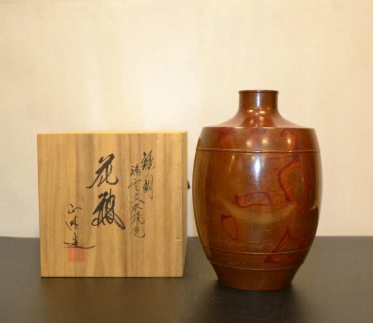 VASE EN BRONZE - Japon, XXe siècle - Patiné rouge et marron avec quelques marbr…