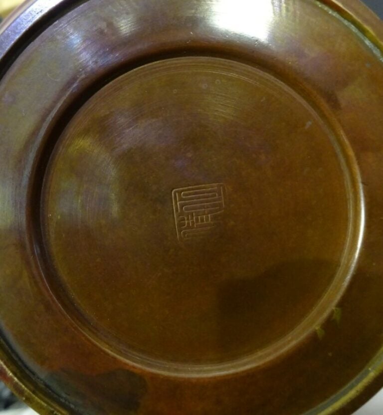 VASE EN BRONZE - Japon, XXe siècle - Patiné rouge et marron avec quelques marbr…