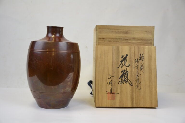 VASE EN BRONZE - Japon, XXe siècle - Patiné rouge et marron avec quelques marbr…