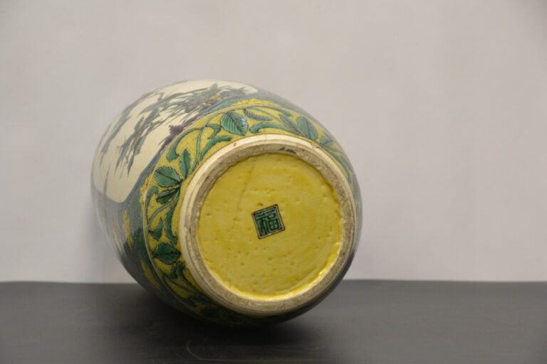 VASE EN CERAMIQUE EMAILLE, KUTANI - Japon - A décor en médaillon d'oiseaux évol…