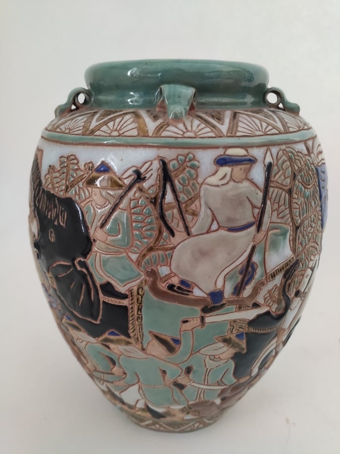 VASE EN CÉRAMIQUE POLYCHROME DE BIEN HOA, à décor d'une scène de guerre. - H :2…