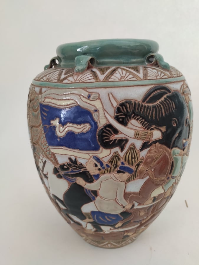 VASE EN CÉRAMIQUE POLYCHROME DE BIEN HOA, à décor d'une scène de guerre. - H :2…