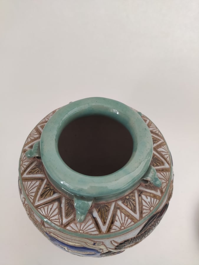VASE EN CÉRAMIQUE POLYCHROME DE BIEN HOA, à décor d'une scène de guerre. - H :2…