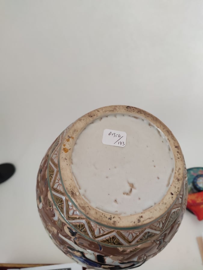 VASE EN CÉRAMIQUE POLYCHROME DE BIEN HOA, à décor d'une scène de guerre. - H :2…