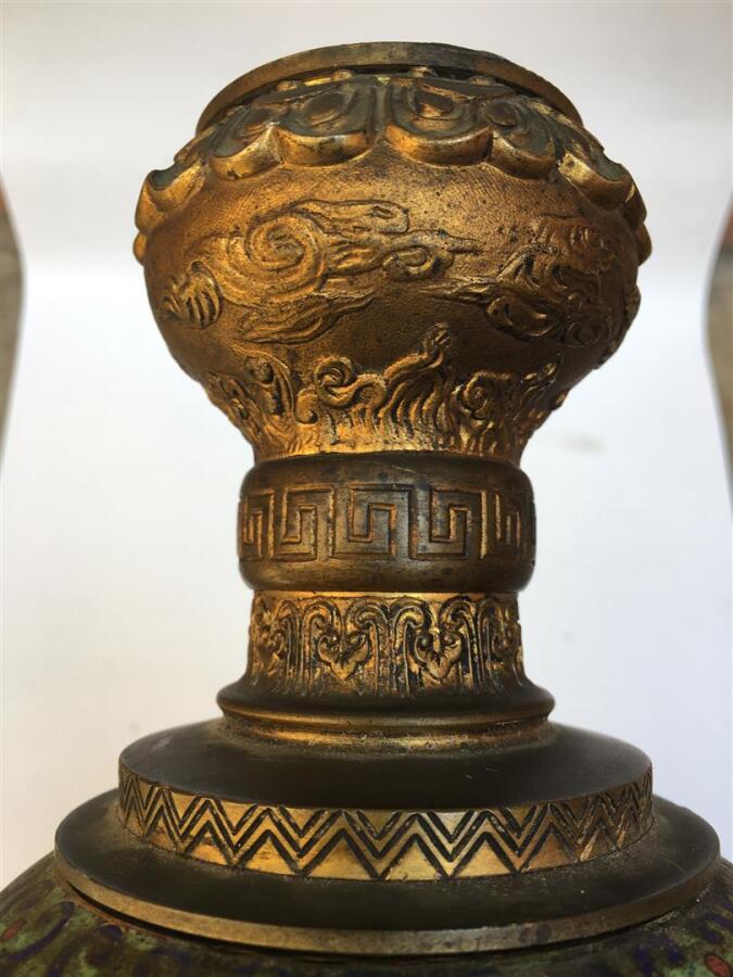 VASE EN EMAUX CLOISONNES MONTE EN LAMPE - Décor aux fleurs et rinceaux sur fond…