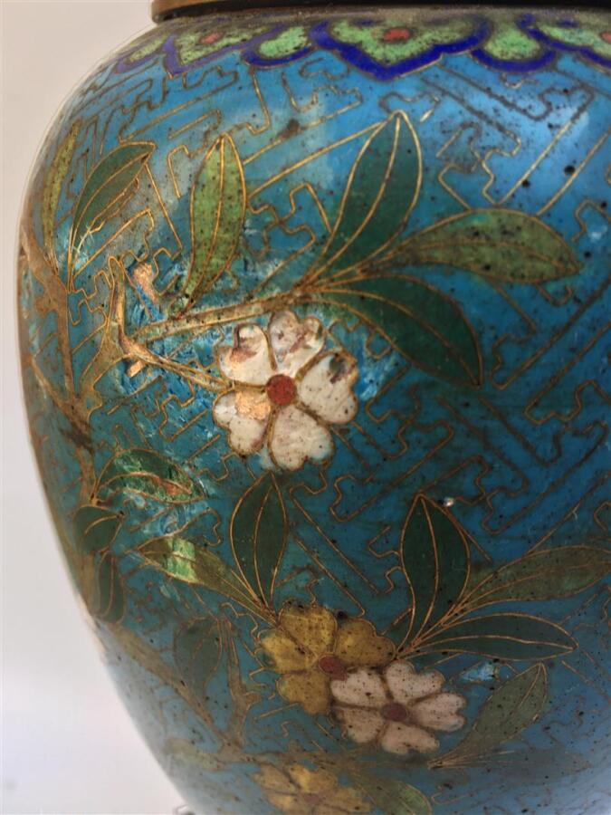 VASE EN EMAUX CLOISONNES MONTE EN LAMPE - Décor aux fleurs et rinceaux sur fond…