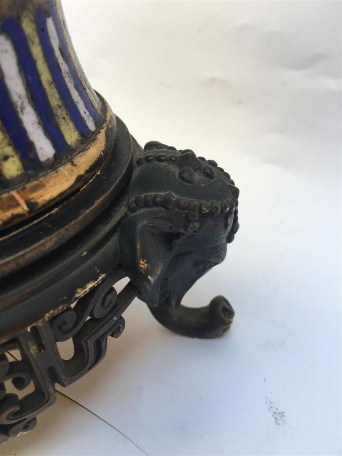 VASE EN EMAUX CLOISONNES MONTE EN LAMPE - Décor aux fleurs et rinceaux sur fond…