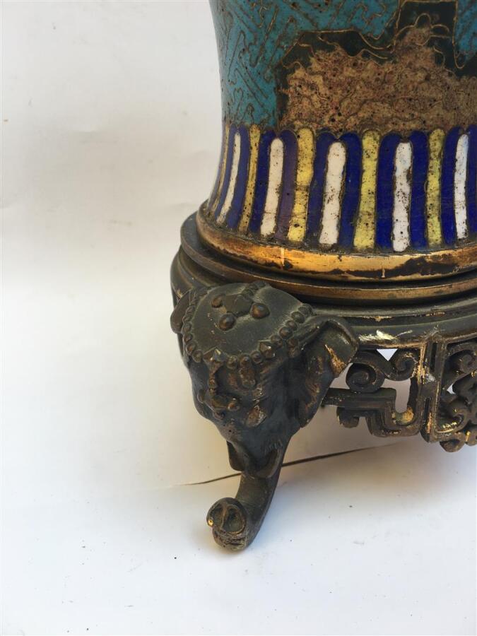 VASE EN EMAUX CLOISONNES MONTE EN LAMPE - Décor aux fleurs et rinceaux sur fond…