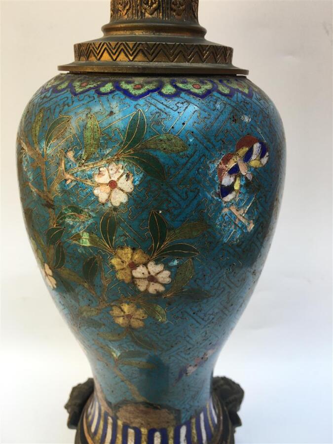 VASE EN EMAUX CLOISONNES MONTE EN LAMPE - Décor aux fleurs et rinceaux sur fond…