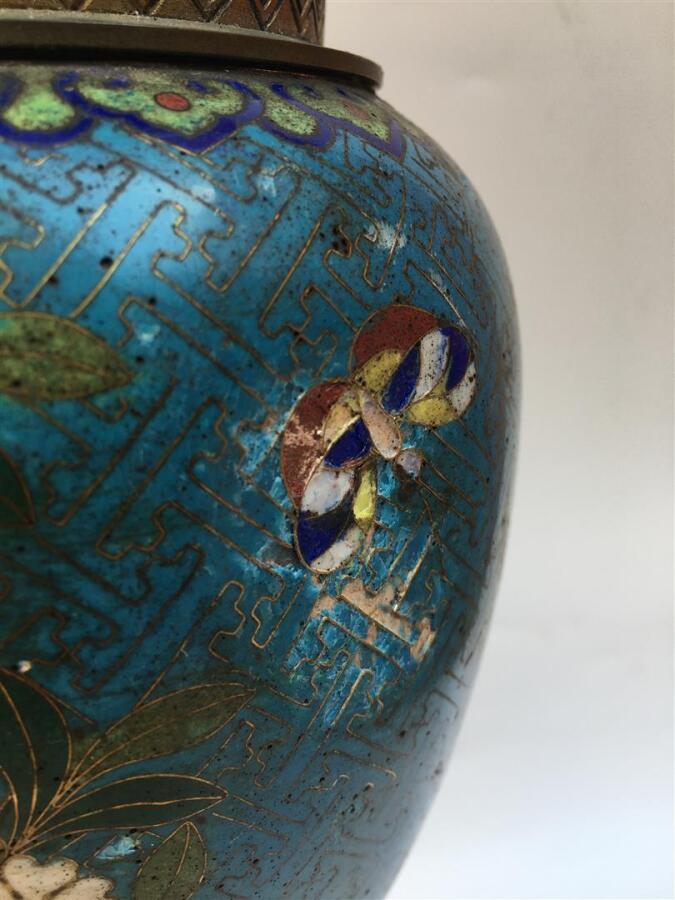 VASE EN EMAUX CLOISONNES MONTE EN LAMPE - Décor aux fleurs et rinceaux sur fond…
