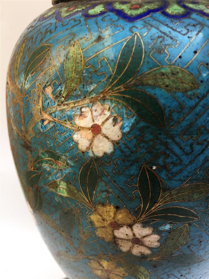VASE EN EMAUX CLOISONNES MONTE EN LAMPE - Décor aux fleurs et rinceaux sur fond…