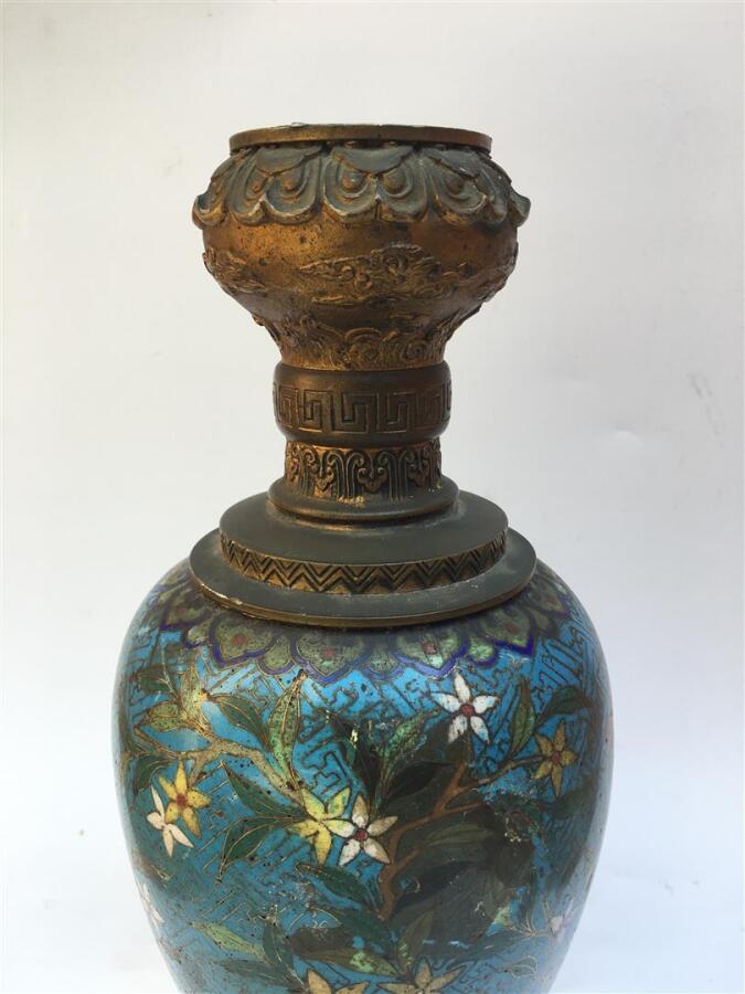VASE EN EMAUX CLOISONNES MONTE EN LAMPE - Décor aux fleurs et rinceaux sur fond…