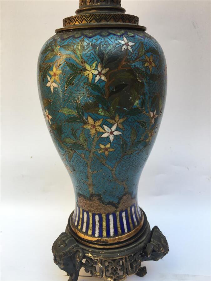 VASE EN EMAUX CLOISONNES MONTE EN LAMPE - Décor aux fleurs et rinceaux sur fond…