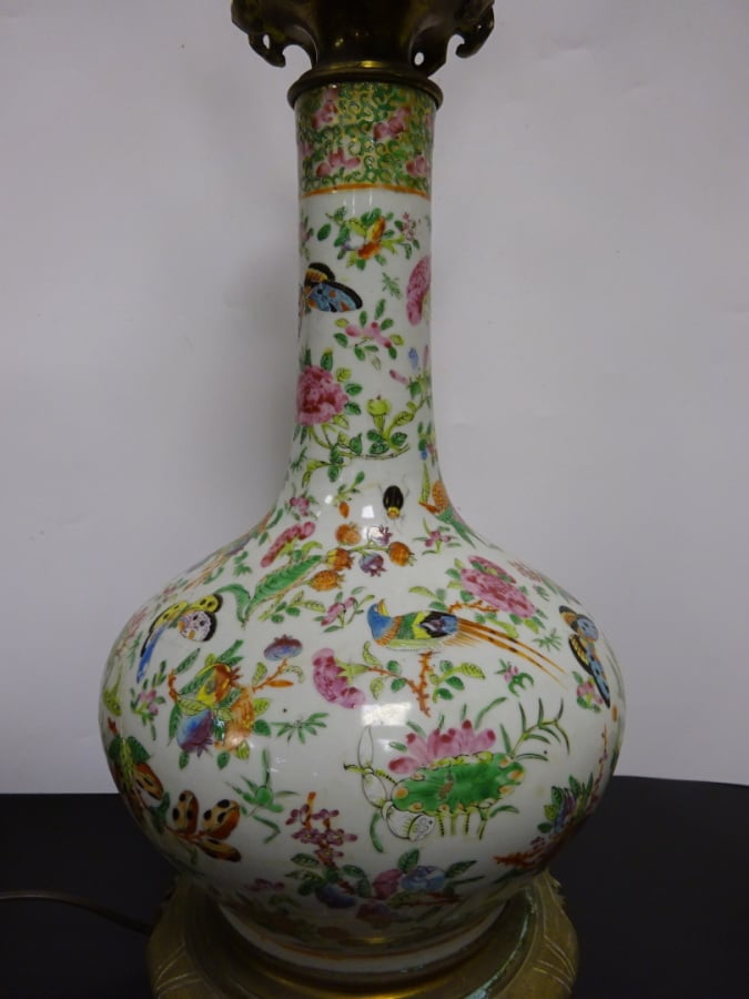 VASE EN FORME DE SPHERE CELESTE EN PORCELAINE DANS LE GOUT DE LA FAMILLE ROSE -…