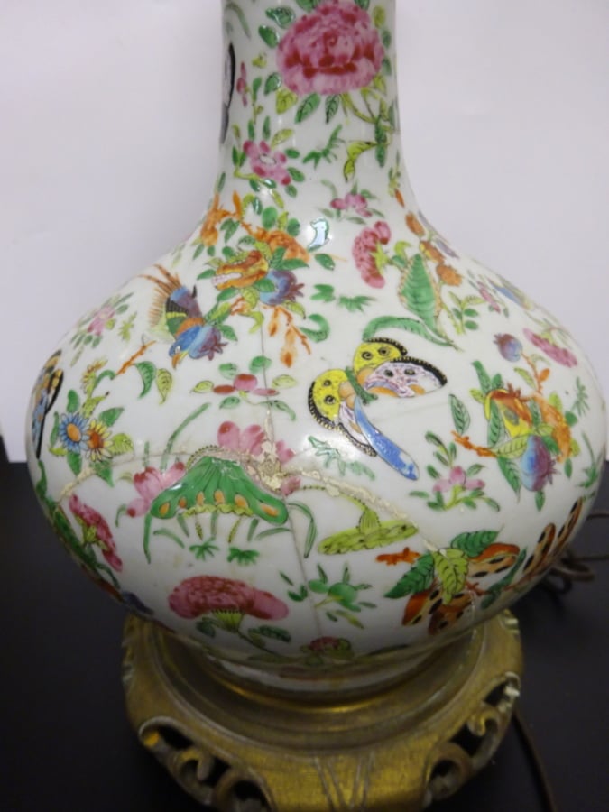 VASE EN FORME DE SPHERE CELESTE EN PORCELAINE DANS LE GOUT DE LA FAMILLE ROSE -…