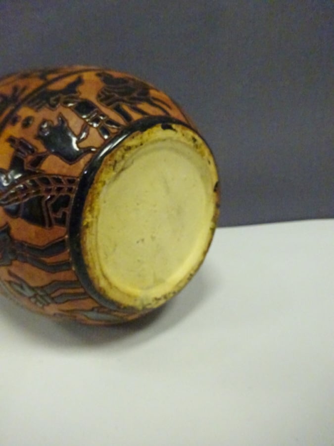 VASE EN GRES DANS LE GOUT DE BIEN HOA - Vietnam, - Décor sur fond rouge où quat…