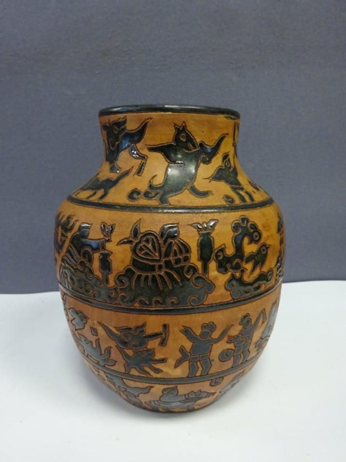 VASE EN GRES DANS LE GOUT DE BIEN HOA - Vietnam, - Décor sur fond rouge où quat…
