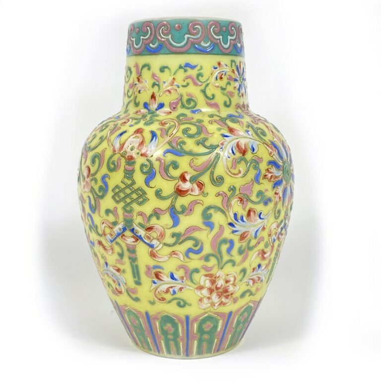Vase en verre opalin à motifs asiatiques sur fond jaune - Hauteur : 18 cm