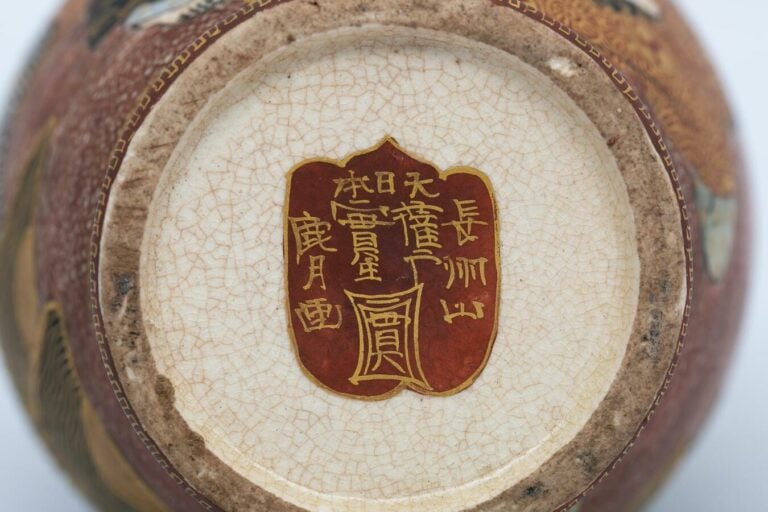 VASE PIRIFORME EN FAIENCE DE SATSUMA - Japon, Taisho / Showa - Il est orné en r…
