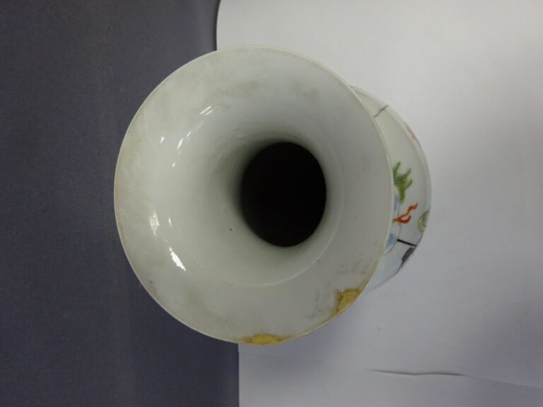 VASE QUEUE DE PHENIX EN PORCELAINE A DECOR EMAILLE POLYCHROME, FENGWEIZUN - Chi…