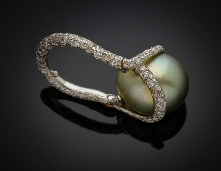 VERNEY - BAGUE pivotante en or gris (750), entièrement serti de diamants taille…