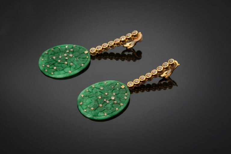 VERNEY - Paire de CLIPS/PENDANTS d'OREILLES en or jaune (750) serti d'un aligne…