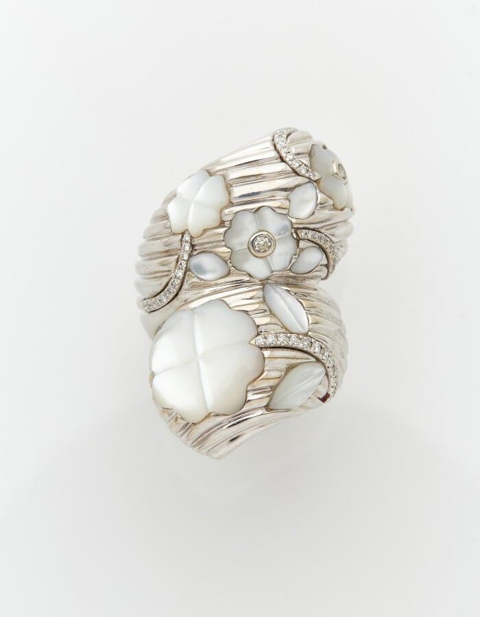 VICTORIA CASAL - Importante BAGUE "vous et moi" en or gris (750) godronné ornéd…