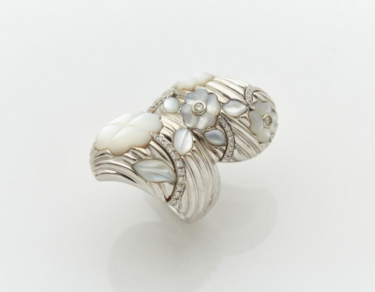 VICTORIA CASAL - Importante BAGUE "vous et moi" en or gris (750) godronné ornéd…