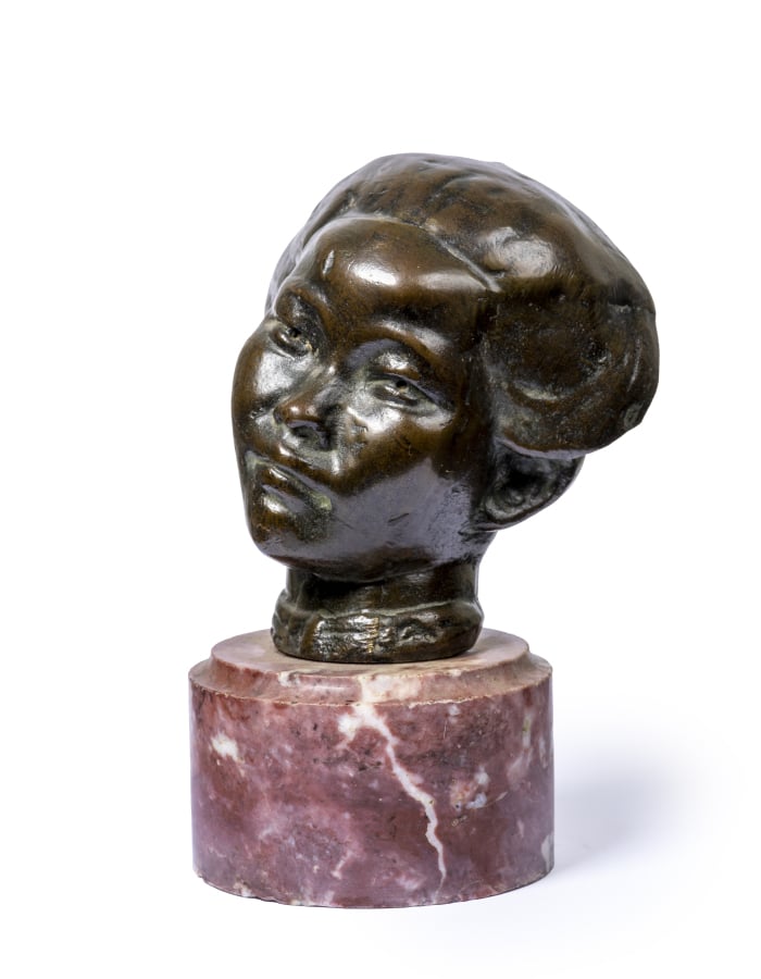 VIETNAM - TETE DE JEUNE FILLE EN BRONZE PATINÉ. Socle circulaire en marbre rose…
