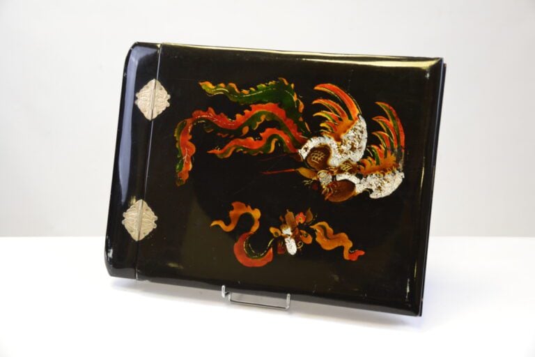 [X] ALBUM PHOTOGRAPHIQUE VIDE AUX PLATS DE COUVERTURE LAQUES ET INCRUSTATION DE…