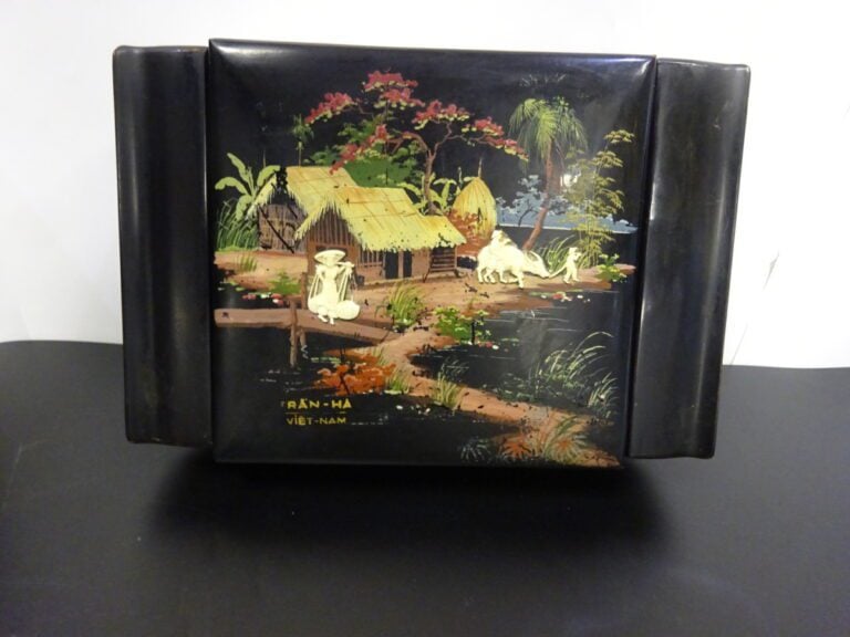 [X] TRAN HA - Vietnam - Nécessaire de toilettes dans son coffret en bois laqué…