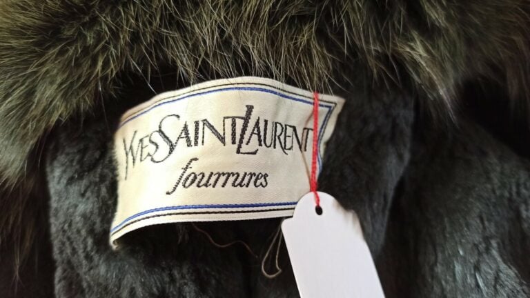 YVES SAINT LAURENT FOURRURES - 1980s - PELISSE 7/8 en toile vert chasse, encolu…