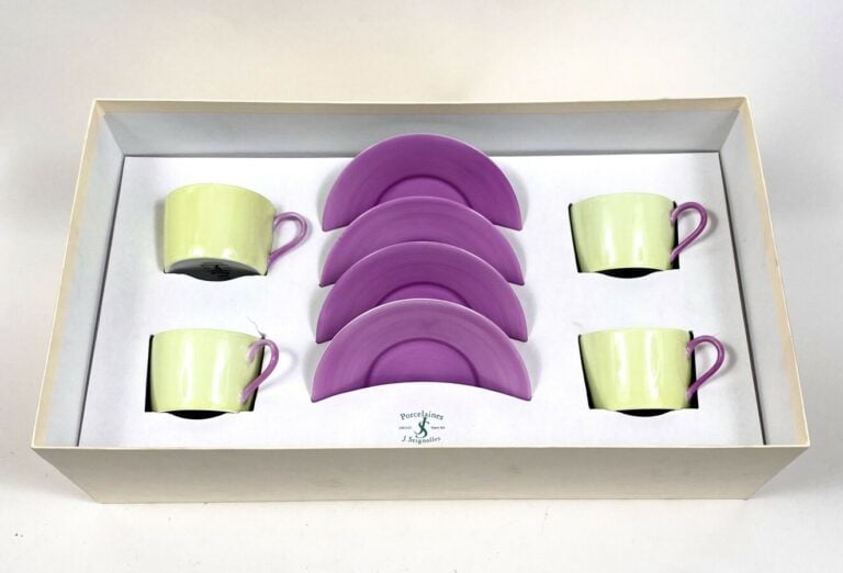 0Porcelaines J. Seignolles. Ensemble de quatre tasses et sous-tasses à thé en p…
