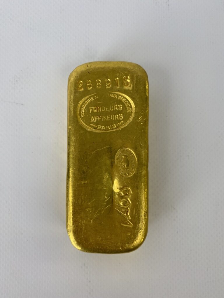 1 lingot d'or, portant le numéro 268915, fondateurs affineurs à Paris, avec le…