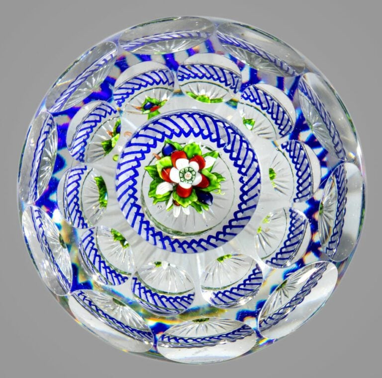 Baccarat. - Presse-papiers à motif de bouquet dressé composé d'une primevère ro…