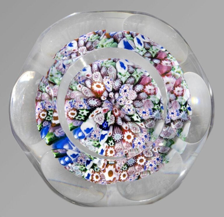 Baccarat. - Presse-papiers à motif de millefiori compact de cannes polychromes.…