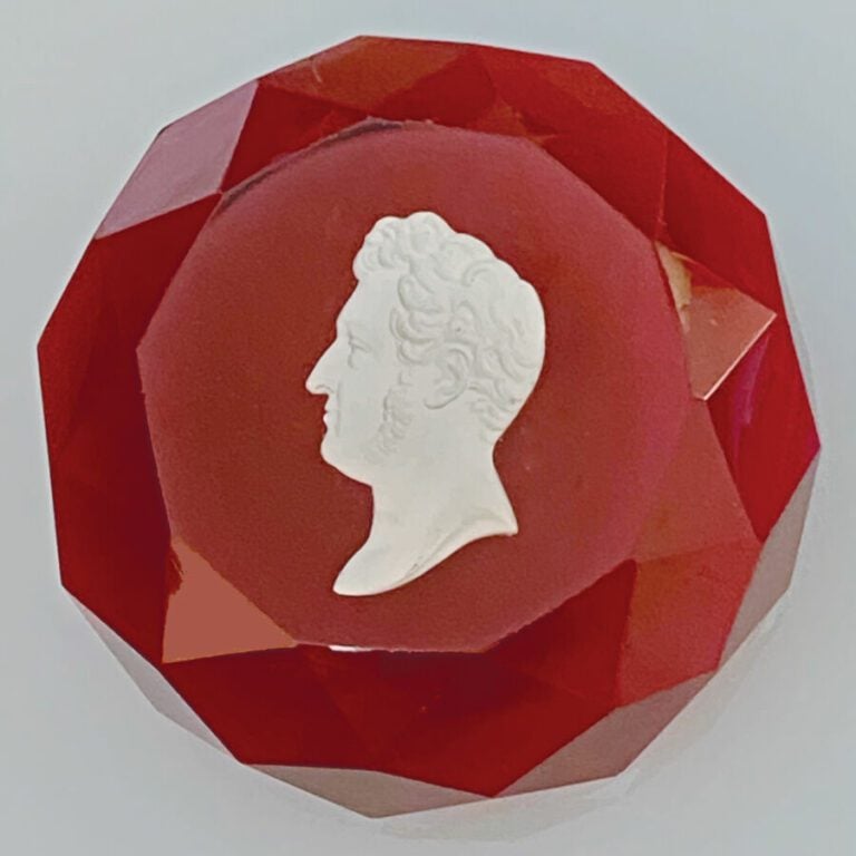 Baccarat. - Presse-papiers à talon en cristal rose orné d'un cristallo-cérame r…