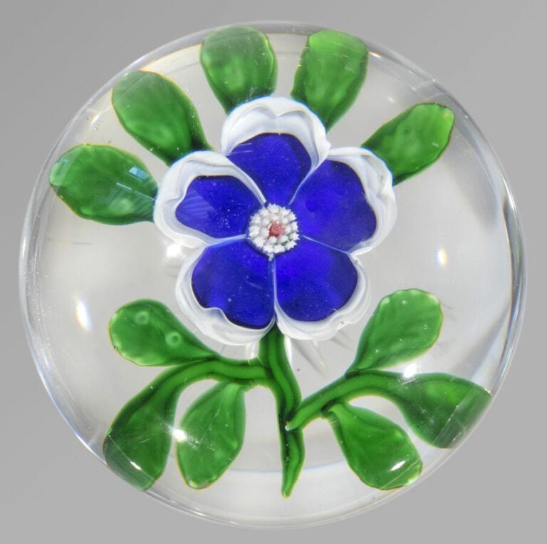 Baccarat. - Presse-papiers orné d'une églantine à cinq pétales bleus sur fond b…